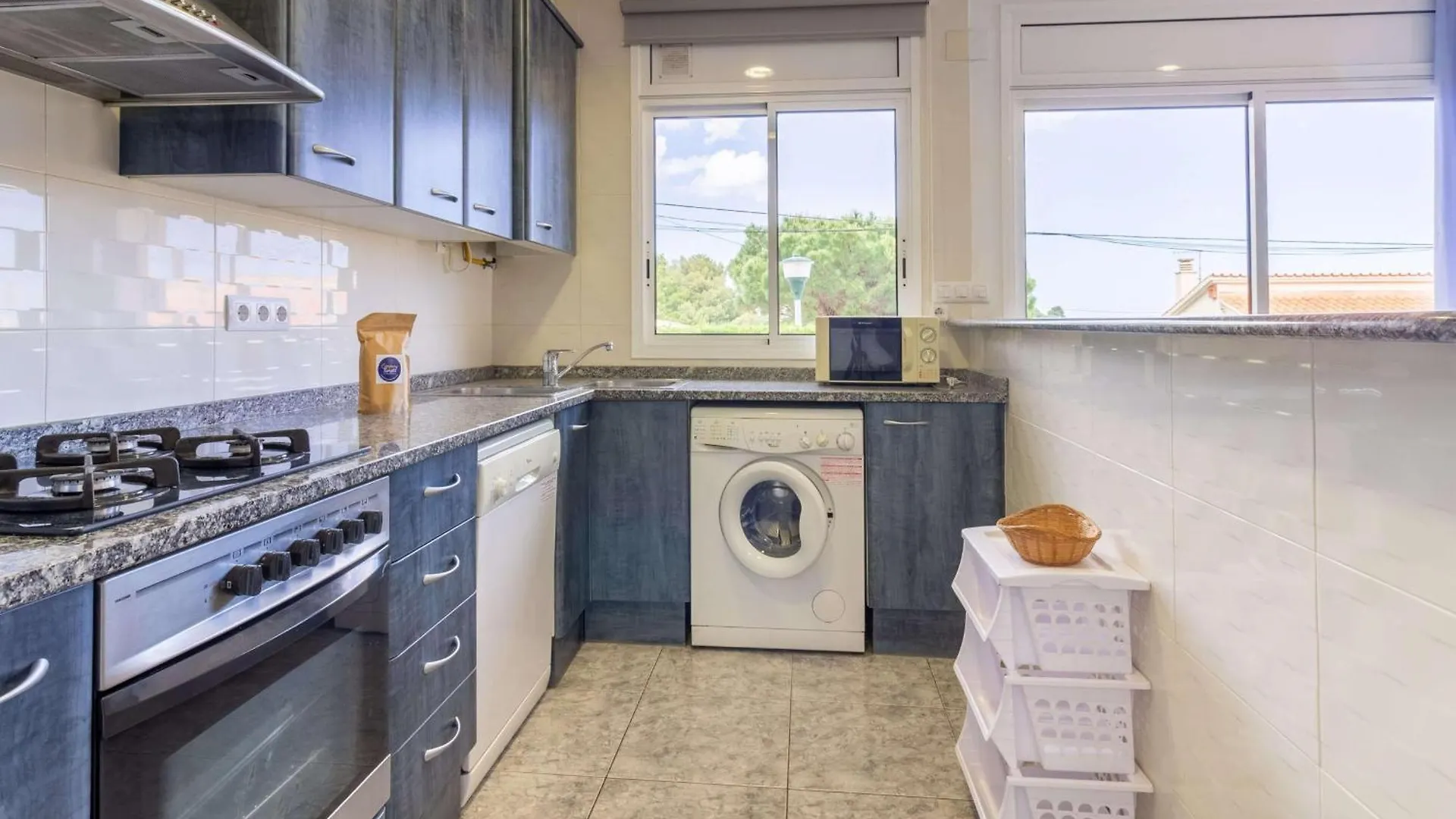 Apartamento Luminoso Con Terraza, Wifi, Garaje Y A 50M De La Playa En Llanca - Es-228-15 アパート