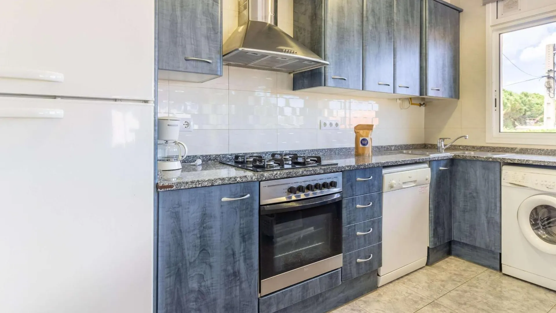 Apartamento Luminoso Con Terraza, Wifi, Garaje Y A 50M De La Playa En Llanca - Es-228-15