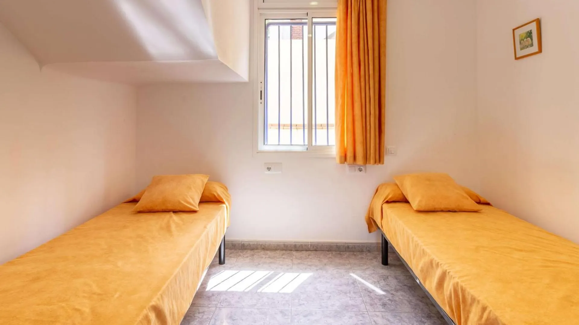 アパート Apartamento Luminoso Con Terraza, Wifi, Garaje Y A 50M De La Playa En Llanca - Es-228-15