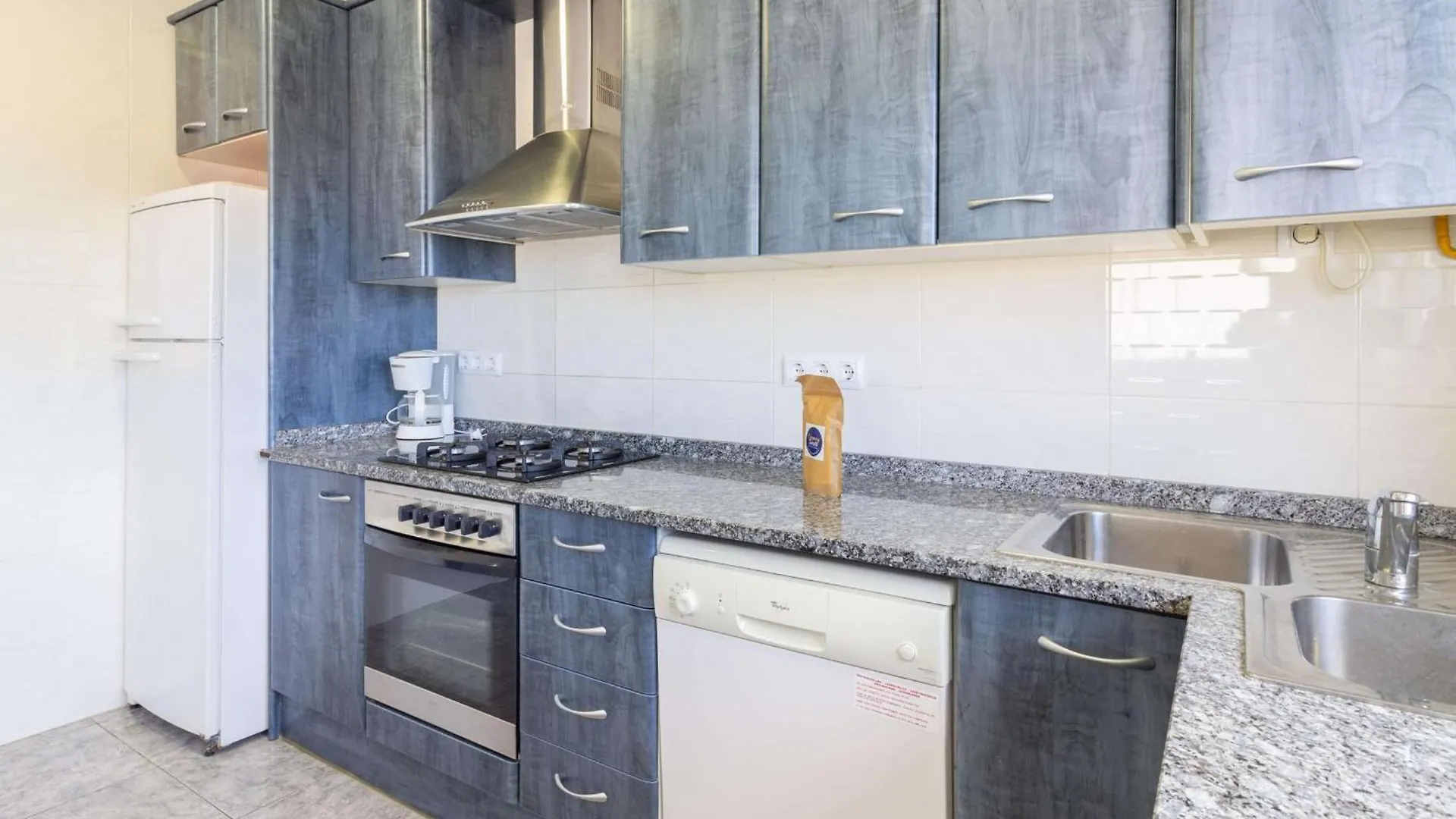 Apartamento Luminoso Con Terraza, Wifi, Garaje Y A 50M De La Playa En Llanca - Es-228-15 0*,  スペイン