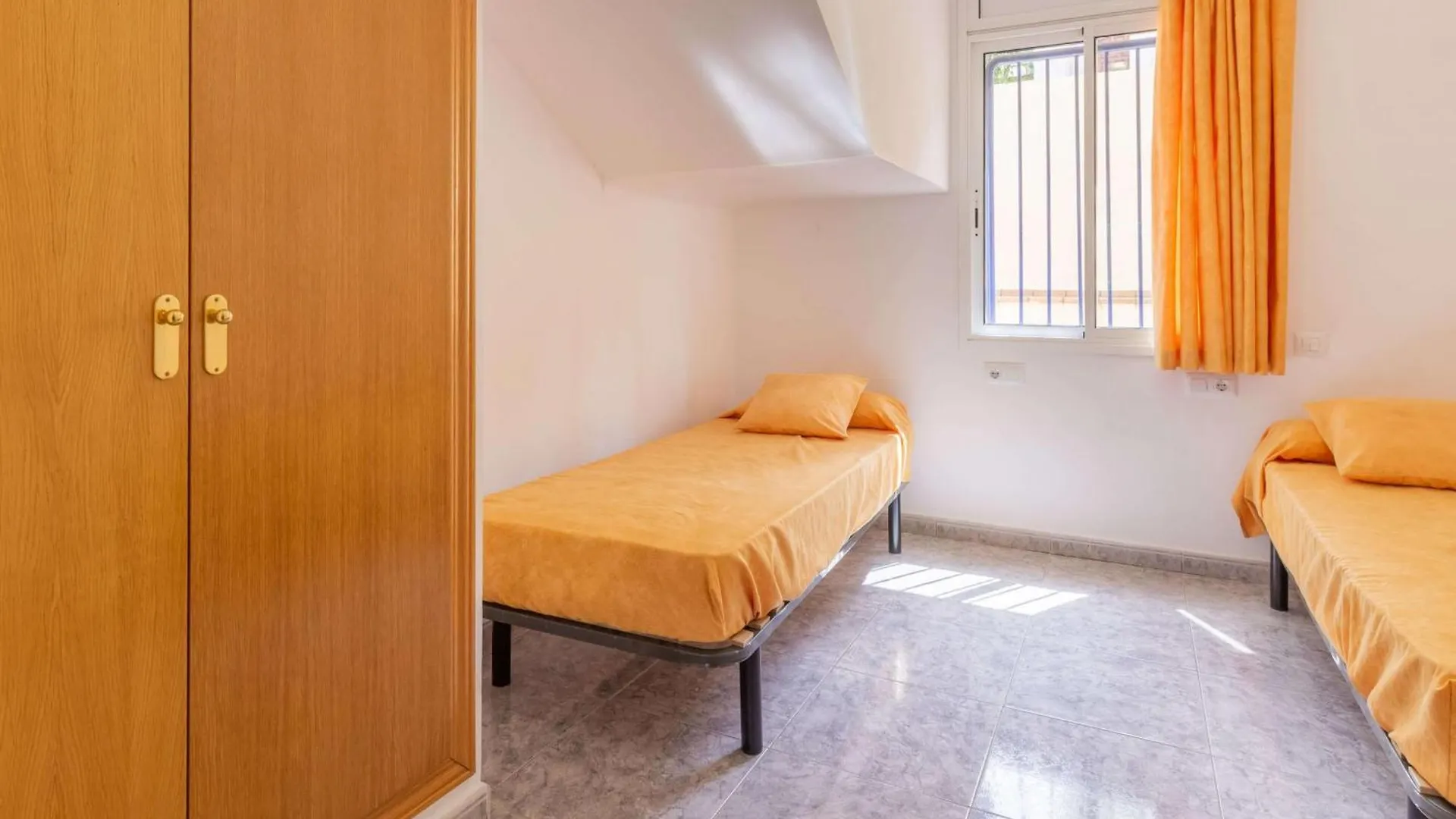 Apartamento Luminoso Con Terraza, Wifi, Garaje Y A 50M De La Playa En Llanca - Es-228-15 0*,