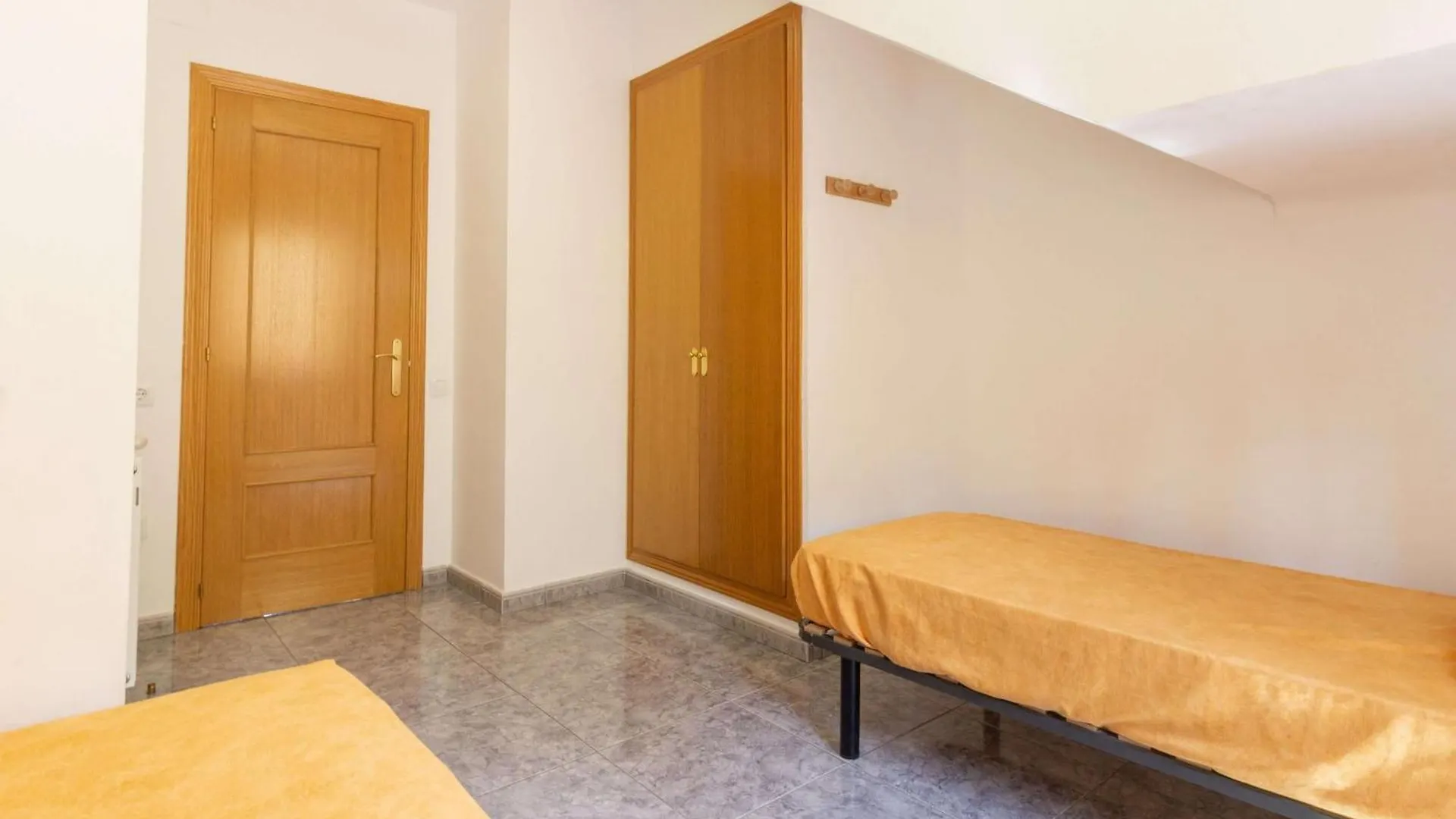 Apartamento Luminoso Con Terraza, Wifi, Garaje Y A 50M De La Playa En Llanca - Es-228-15