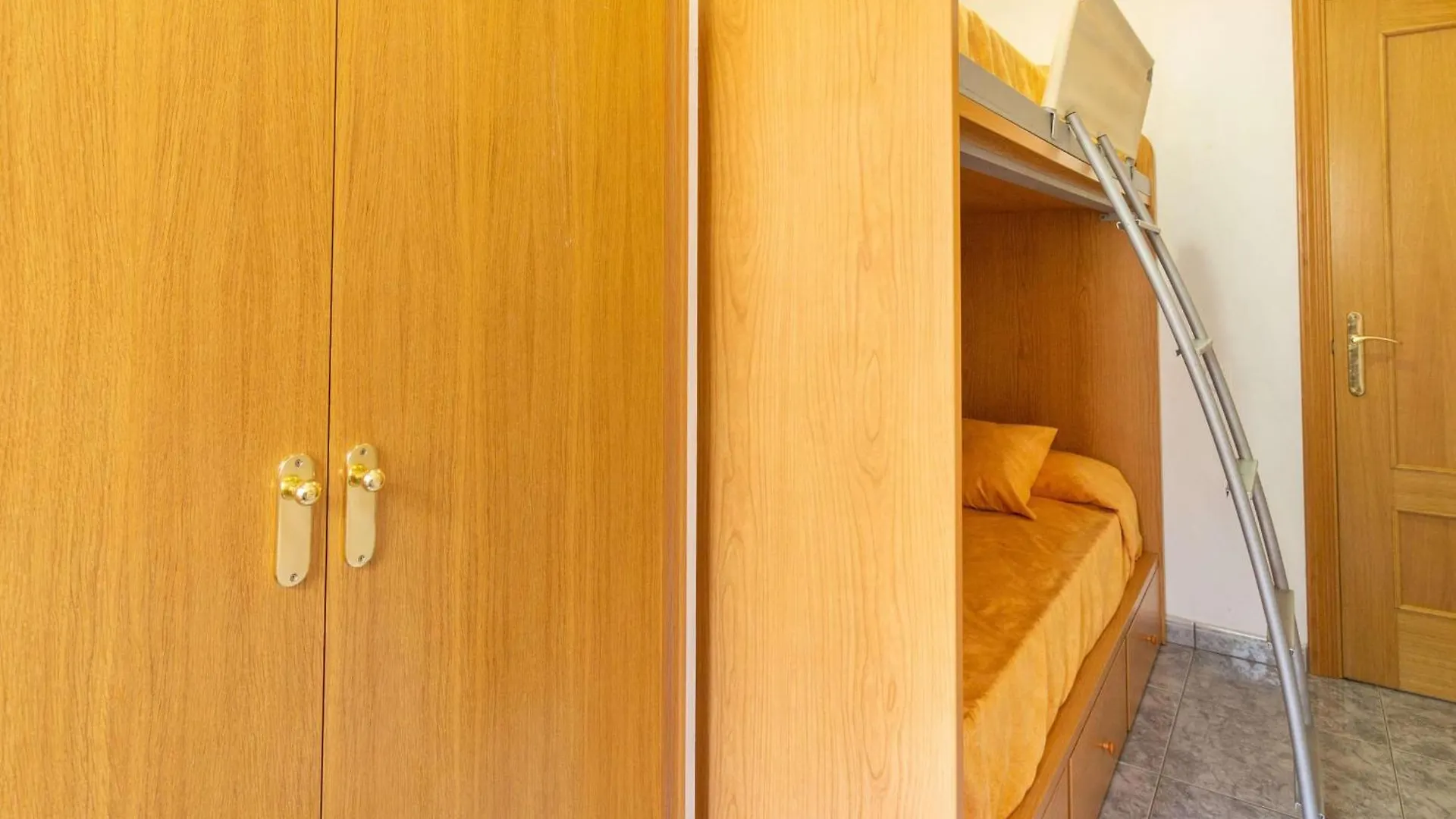 Apartamento Luminoso Con Terraza, Wifi, Garaje Y A 50M De La Playa En Llanca - Es-228-15